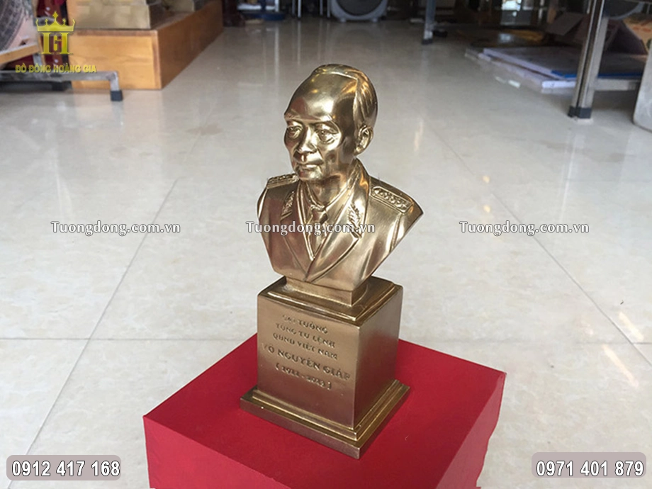 Bức tượng được đúc theo dáng bán thân theo chuẩn mẫu quốc gia